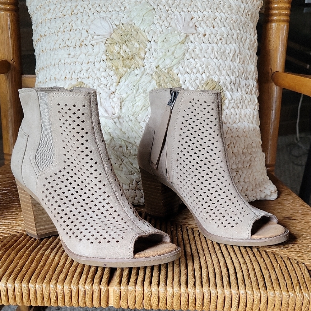 Toms suede perforated, peep toe, ankle booties, taupe, size 5.5